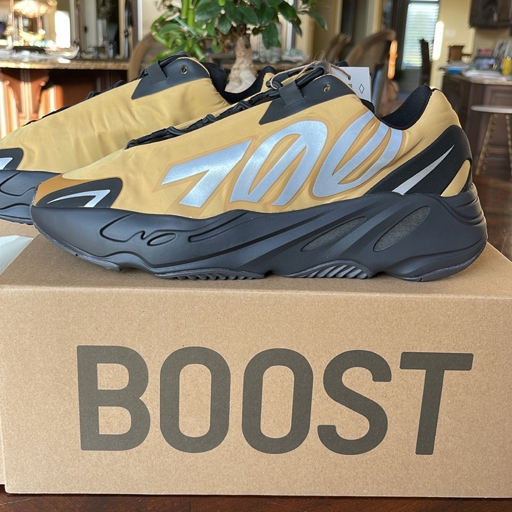 Adidas Yeezy Boost 709 MNVN Honey Flux